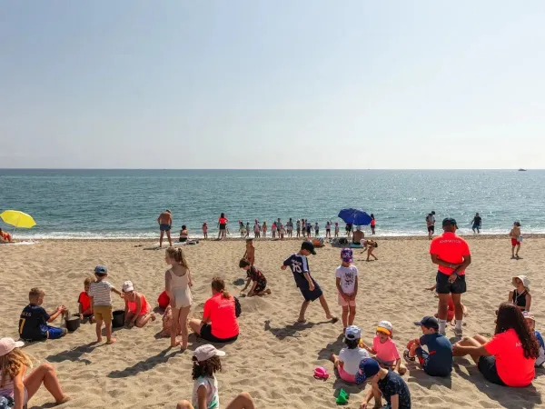 Animatie op het strand op Roan camping Les Dunes.