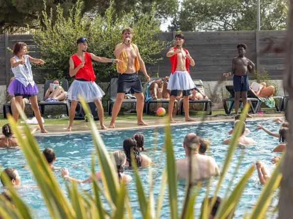Animatie bij het zwembad op Roan camping Les Dunes.