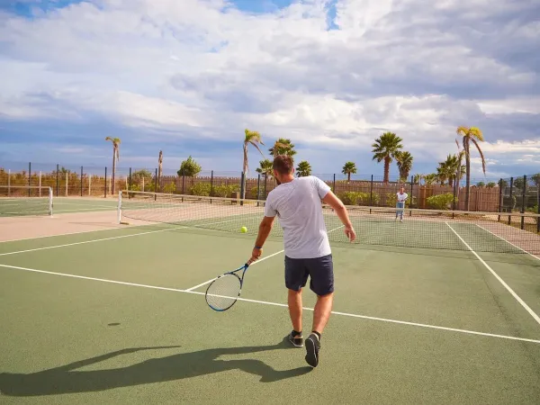 Potje tennissen op Roan camping Les Dunes.