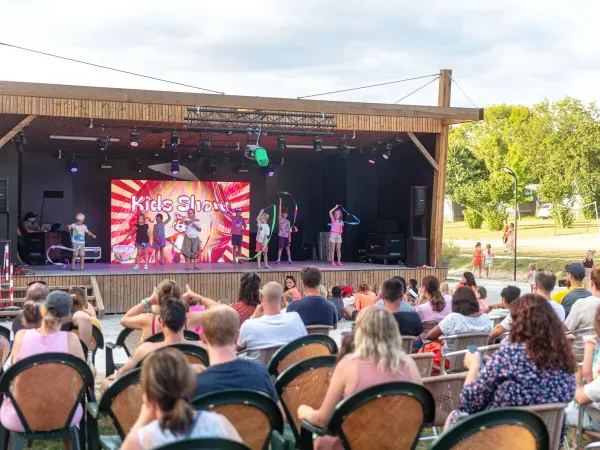 Avonddisco voor de kinderen op het podium op Roan camping Château de Fonrives.