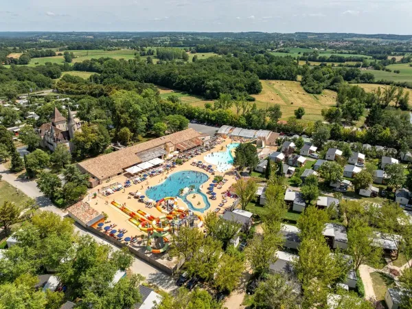 Overzicht vanuit de lucht op Roan camping Château de Fonrives