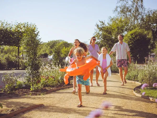 Rennend naar het zwembad op Roan camping Del Forte.