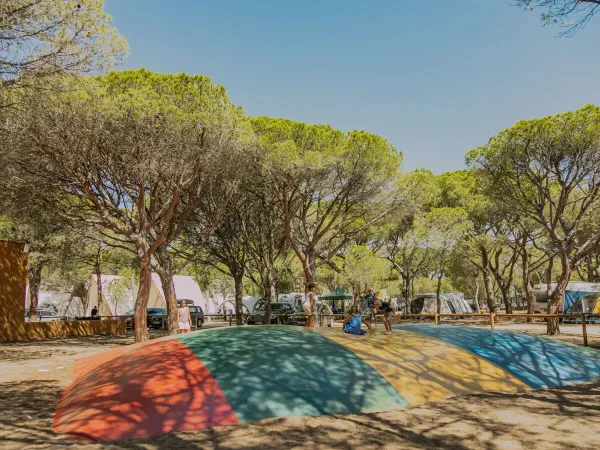 Air trampoline op Roan camping Playa Brava.