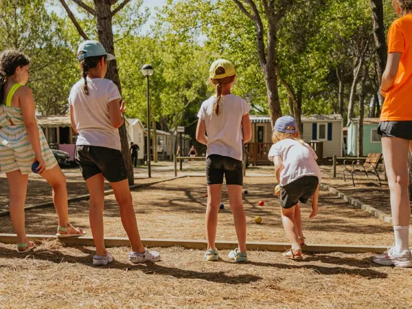 Potje jeu de boules spelen op Roan camping Bella Terra.