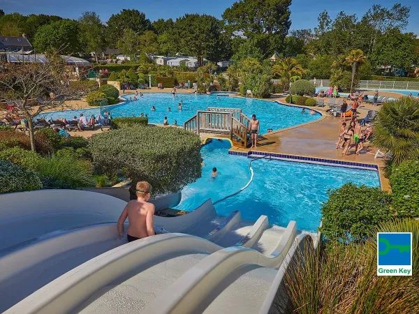 Waterglijbanen en zwembad bij Roan camping Grande Métairie.