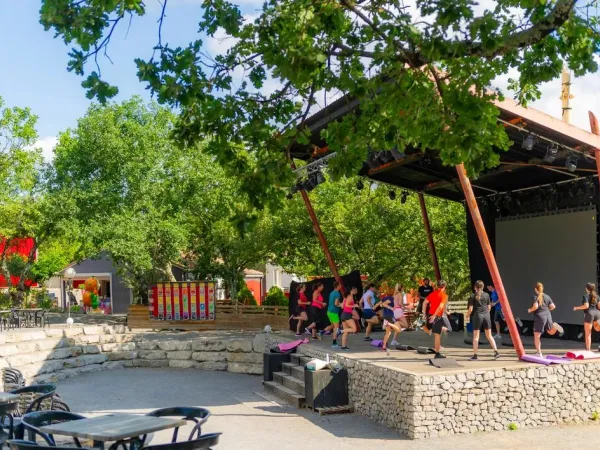 Podium met terras op Roan camping Aluna Vacances.