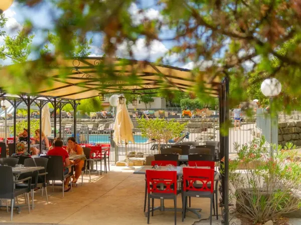 Zonnig terras bij Roan camping Aluna Vacances.