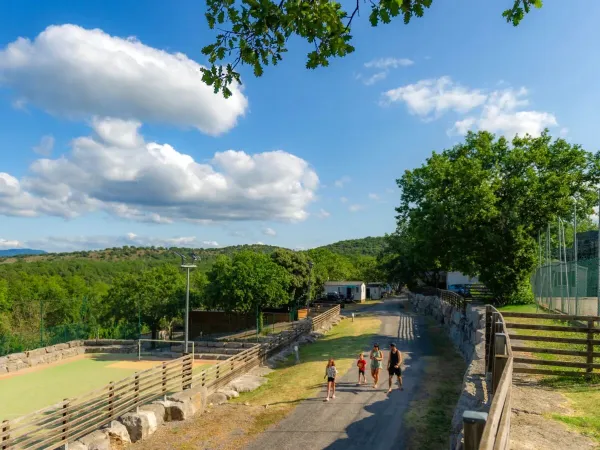 Overzicht van de sportvelden op Roan camping Aluna Vacances.