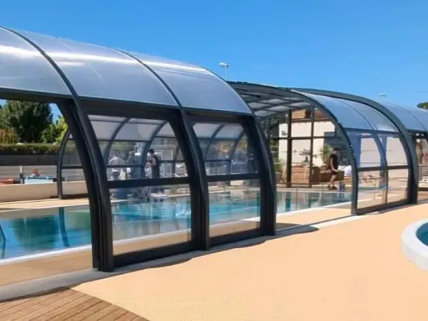 Het nieuwe overdekbare zwembad in 2025 op Roan camping Le Domaine du Clarys.