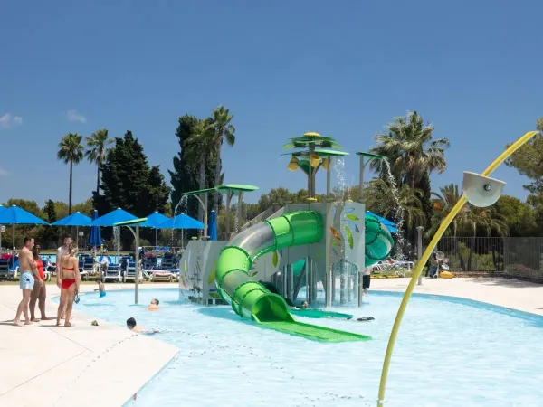 Waterspeeltoestel in het kinderbad op Roan camping Vilanova Park.