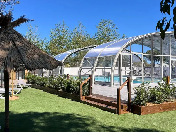Het overdekte zwembad op Roan camping Le Méditerranée Plage.