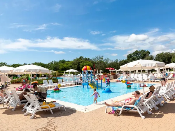 Kinderbad bij Roan camping hu Montescudaio village.