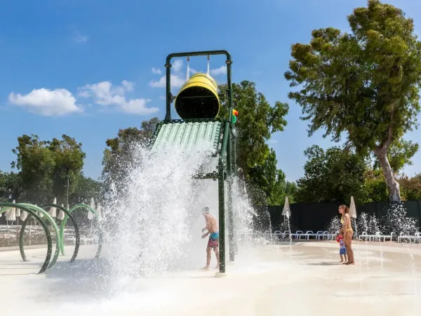 Kinderen bij het spraypark op Roan camping hu Fabulous village.