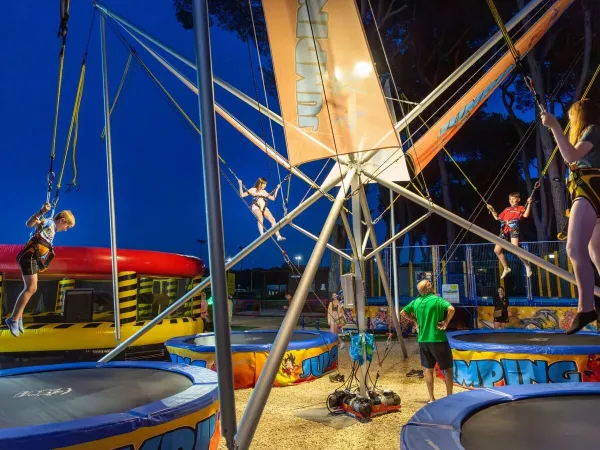 Kinderen op de trampolines op Roan camping hu Fabulous Village.