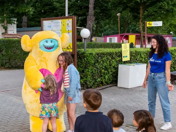 Knuffelen met de mascotte op Roan camping hu I Pini village.