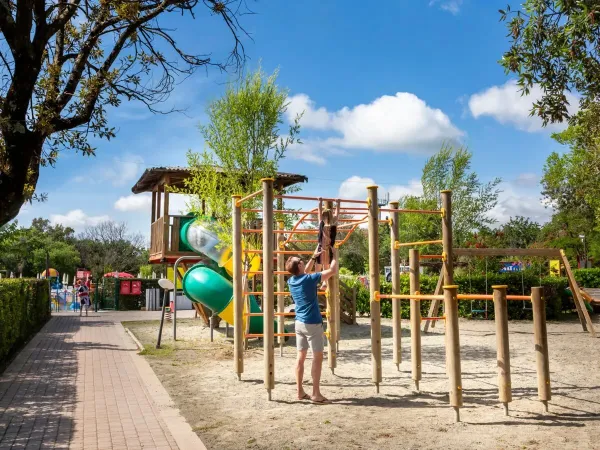 Spelen in de speeltuin op Roan camping hu Montescudaio village.