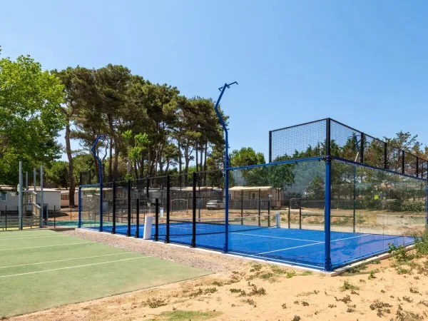 Padelbaan op Roan camping Domaine de La Yole.
