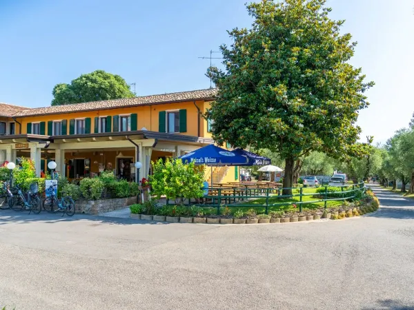 Het restaurant met terras op Roan camping La Rocca Manerba.