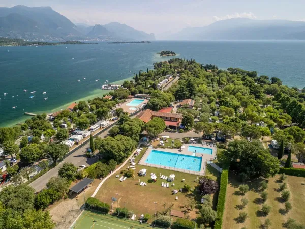 Overzicht van het zwembad op Roan camping La Rocca Manerba.