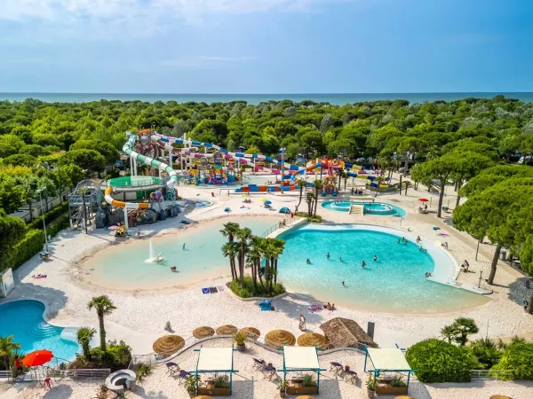 Overzicht zwembadcomplex van Roan camping Union Lido Mare.