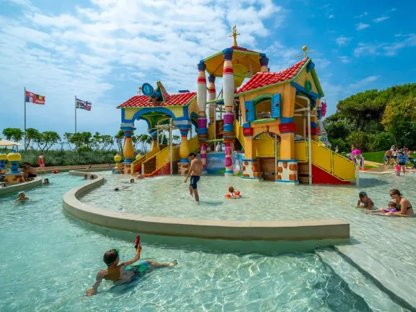 Vernieuwd zwembadcomplex 'Speedy Island' op Roan camping Union Lido Mare.