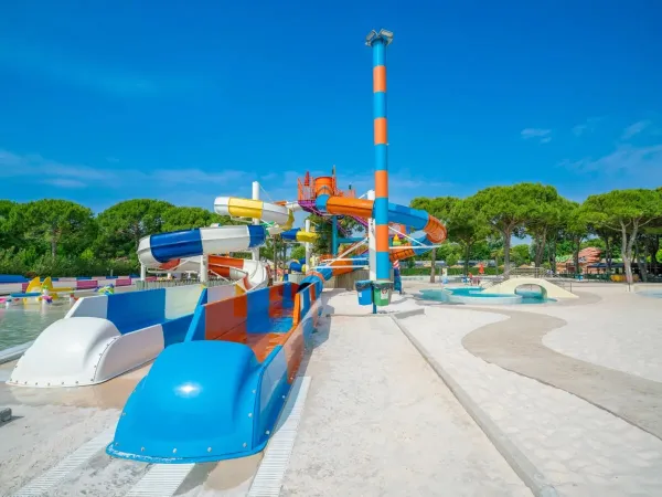 Grote glijbanen in het zwembadcomplex op Roan camping Union Lido Mare.