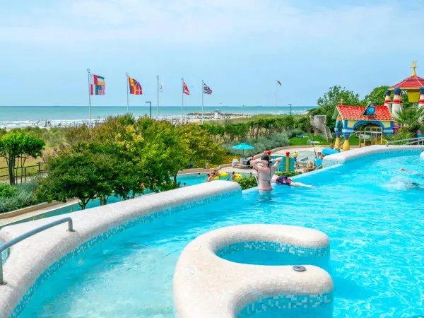 Uitzicht op zee vanuit het bubbelbad op Roan camping Union Lido Mare.