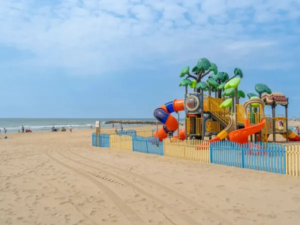 Groot speeltoestel op het strand van Roan camping Union Lido Mare.
