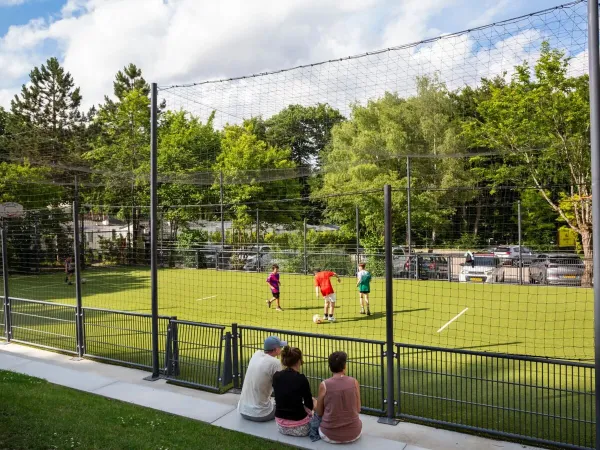 Het voetbalveld van Roan camping hu Birkelt village.