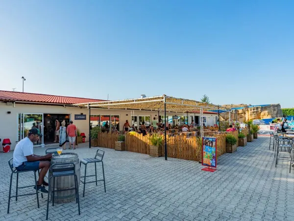 De bar en restaurant op Roan camping Chateau de Galaure.