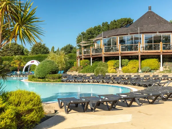 Zwembad en restaurant bij Roan camping Grande Métairie.