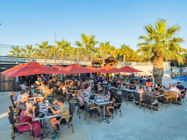 Het terras bij het restauramt van Roan camping Le Soleil de la Méditerranée.