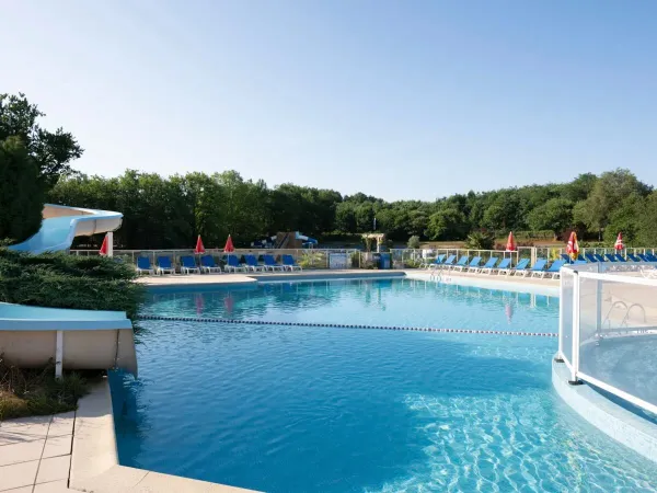 Buitenzwembad op Roan camping Avit Loisirs.