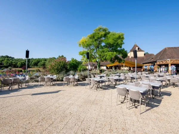 Het terras bij het zwembad op Roan camping Saint Avit Loisirs.