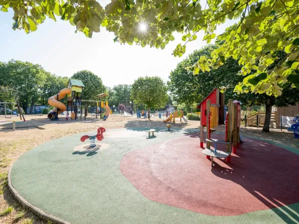 Grote speeltuin bij Roan camping Saint Avit Loisirs.