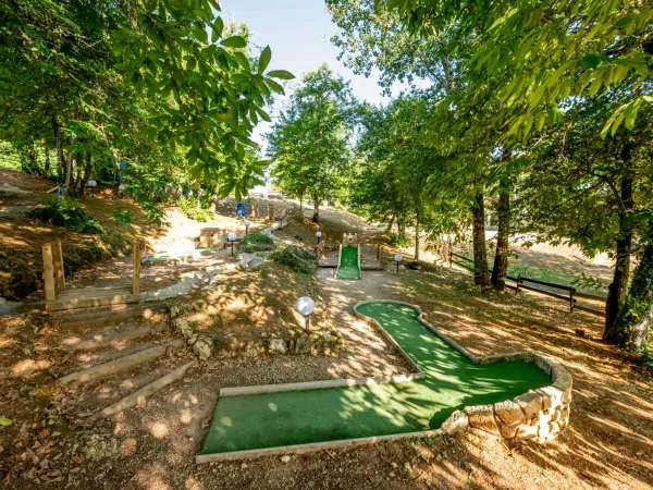 Mini golf op verschillende etages bij  Roan camping Saint Avit Loisirs.