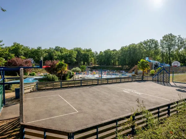Voetbal-en speelveld op Roan camping Saint Avit Loisirs.