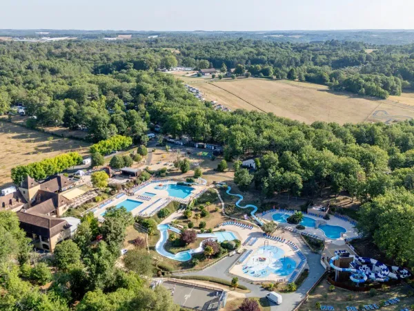 Overzicht van het zwembad vanuit de lucht op Roan camping Saint Avit Loiris.