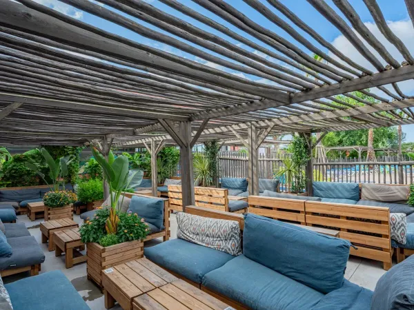 Loungeterras bij het zwembad op Roan camping Les Méditerranées Beach Garden.