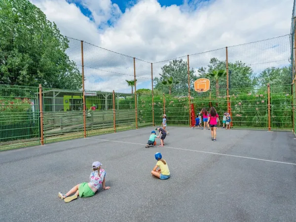 Kinderen spelen op het multifunctioneel sportveld bij Roan camping Les Méditerranées Beach Garden.