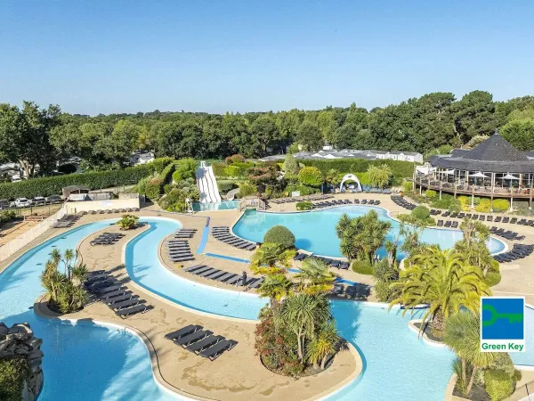 Het mooie zwembad van Roan camping La Grande Métairie.