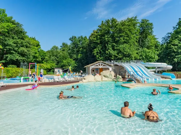Overzicht zwembad van Roan camping de Bonnal.