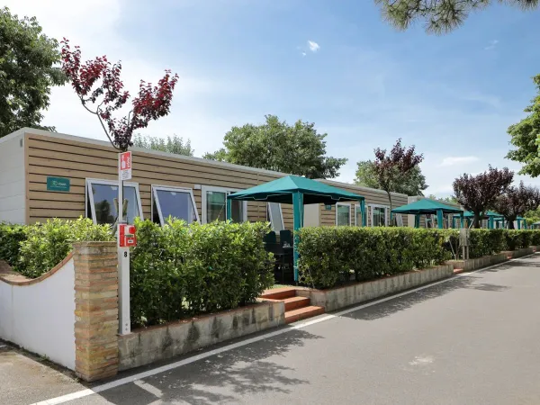 Een straatje met Premium stacaravans op Roan camping Rubicone.