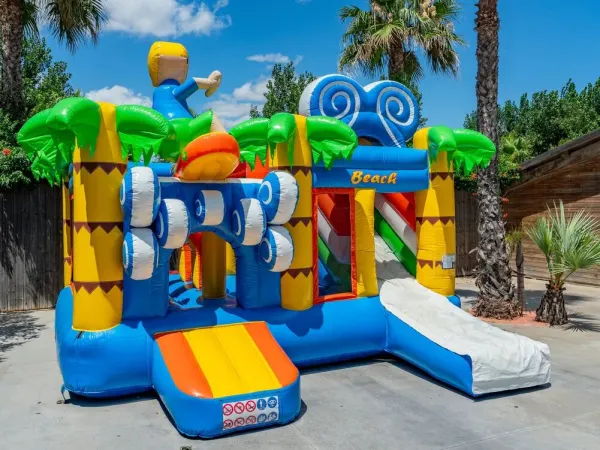 Een luchtkussen voor kinderen op Roan camping Les Méditerranées Beach Garden.