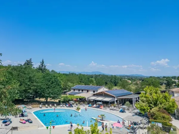 Uitzicht vanaf het zwembad op Roan camping La Grand Terre.