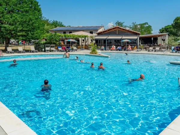 Zwembad met glijbanen op Roan camping La Grand Terre.