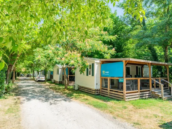 Straatje met Comfort Plus Relax stacaravans op Roan camping La Grand'Terre.