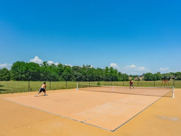 De tennisbaan op Roan camping La Grand'Terre.