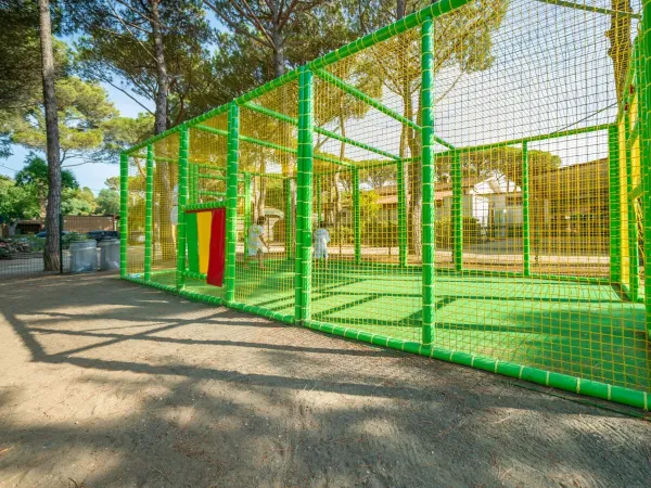 Voetbal en basketbal kooi op Roan camping Del Forte.