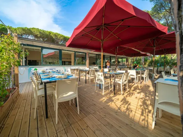 Het terras van het restaurant op Roan camping Del Forte.